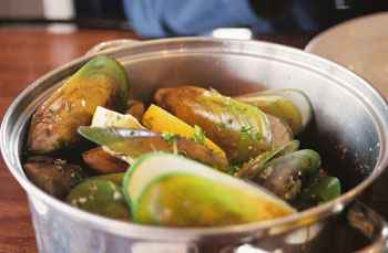 fresh steamed green mussles, kaikoura, new zealand